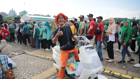 Rezeki Lebaran, Petugas PPSU Dapat Motor Listrik di Pasar Murah Pemerintah