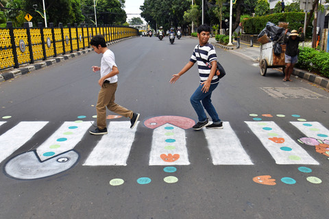 Saat Zebra Cross Terputus di Tebet, Dicat Ulang Warga dengan Gambar 