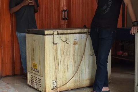 Polisi Olah TKP dan Sita Freezer Tempat Pegawai Ayam Geprek di Bekasi Tewas