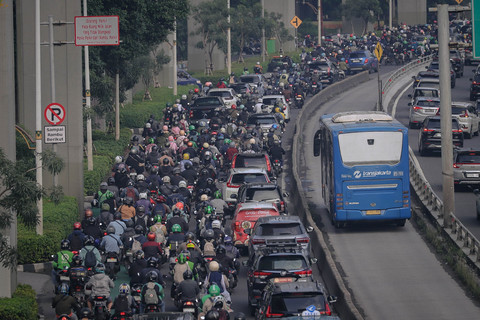 Hari Pertama Usai Lebaran: Halte TransJakarta Padat, Macet di Mana-mana