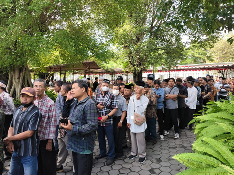 Warga Berbondong-bondong Ingin Ketemu Sri Sultan 'Ngalap Berkah', Rela Sewa Bus