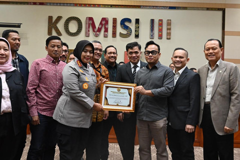 Damaikan Warga & Pengembang, Komisi III Beri Kapolres Metro Bekasi Penghargaan