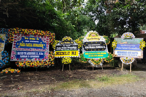 Deretan Karangan Bunga di Rumah Duka Praka Farizal: Dari Megawati hingga Menlu