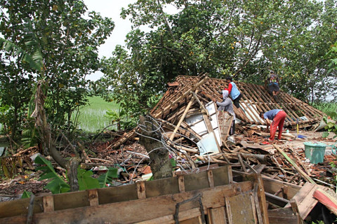 Rumah di Kudus Roboh Usai Dihantam Angin Puting Beliung