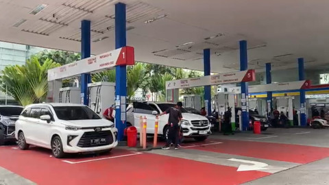 Antrean Kendaraan Terjadi di Sejumlah SPBU