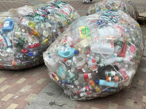 Keluar dari Jerat Plastik