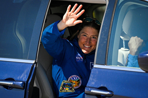 Sosok Christina Koch, Perempuan Pertama yang Lakukan Misi ke Bulan