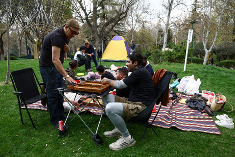Foto: Warga Iran Tetap Piknik Rayakan Hari Alam Meski Ada Ancaman Trump