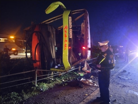Bus Terguling di Tol Jombang-Mojokerto:1 Tewas, 11 Luka Berat