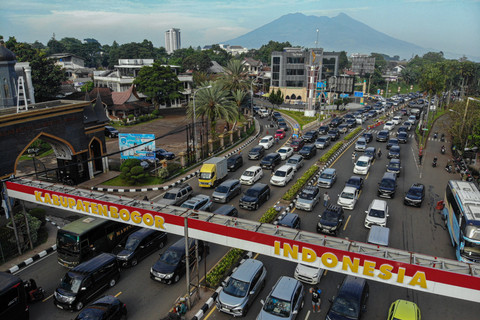 Foto: Padatnya Kendaraan di Gadog Arah Puncak saat Long Weekend