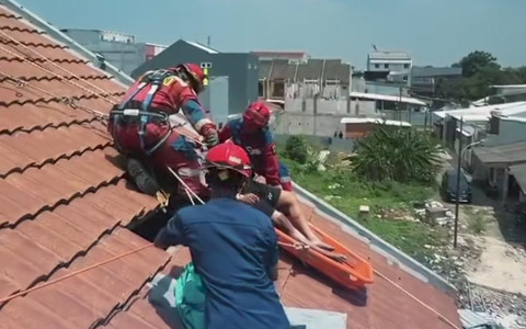 Pria di Jakbar Kejang Lalu Meninggal di Atas Genteng, Damkar Bantu Evakuasi