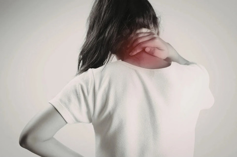 Dampak Tersembunyi Gawai: Ancaman Text Neck Syndrome bagi Kesehatan