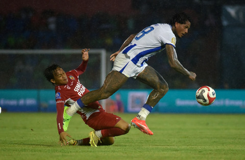 Foto: Persib Bungkam Semen Padang, Masih Kokoh di Puncak Klasemen