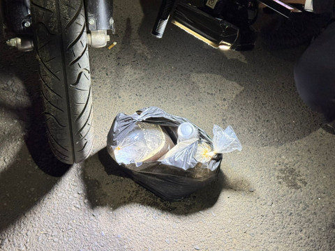 Brimob Polda Metro Bubarkan Pemuda yang Pesta Miras di Condet