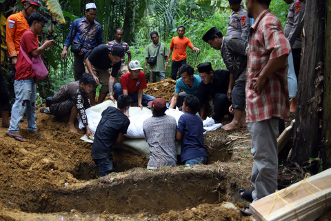 Foto: Isak Tangis Iringi Pemakaman Korban Longsor Deli Serdang