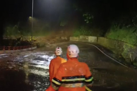 Jalan Cadas Pangeran Tertutup Longsor, Kendaraan Tak Bisa Melintas