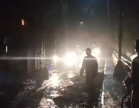 Jalan Cadas Pangeran Sumedang Berhasil Dibuka, Kendaraan Terjebak Dievakuasi