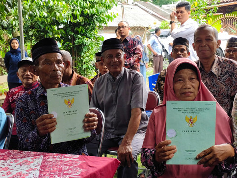 Senyum Haru Mbah Tupon Korban Mafia Tanah di Bantul Usai Sertifikatnya Kembali