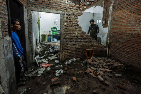 Foto: Puluhan Rumah Rusak Akibat Gempa 4,7 Magnitudo di Flores Timur