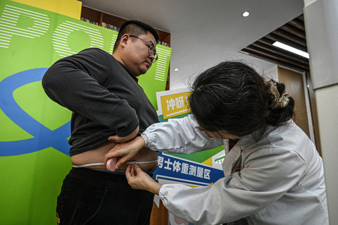 Foto: Gencarkan Perang Lawan Obesitas, Warga China Berbondong Ikut Program Diet