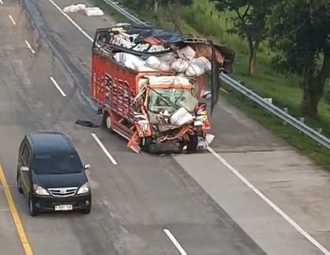 Truk Paket Tabrak Dump Truk di Tol Jombang-Mojokerto, Sopir dan Kernet Tewas