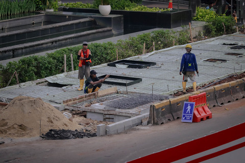 Foto: Guna Kenyamanan Pejalan Kaki, Revitalisasi Trotoar di Kuningan Dikebut