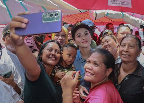 Foto: Gubernur Maluku Utara Tinjau Pengungsi Korban Gempa di Pulau Batang Dua
