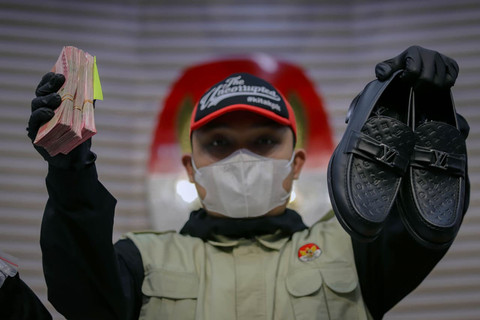 4 Sepatu, Termasuk LV, Seharga Rp 129 Juta Jadi Bukti Korupsi Bupati Tulungagung