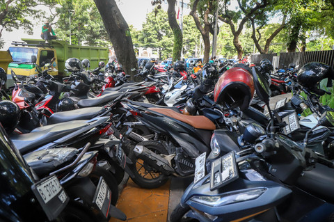 Foto: Parkir Motor Liar Penuhi Trotoar Lapangan Banteng