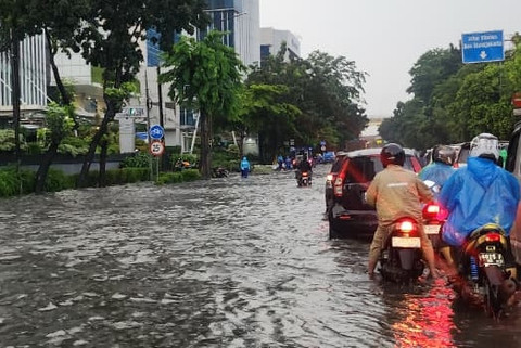 Jalan DI Pandjaitan Jaktim Terendam Banjir, Lalu Lintas Macet