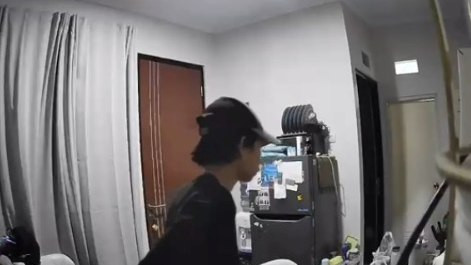 Maling Bertopi Gasak Parfum hingga MacBook di Rumah Warga di Jakbar