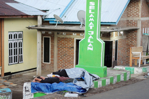 Foto: Trauma Gempa, Warga Flores Timur Enggan Kembali ke Rumah