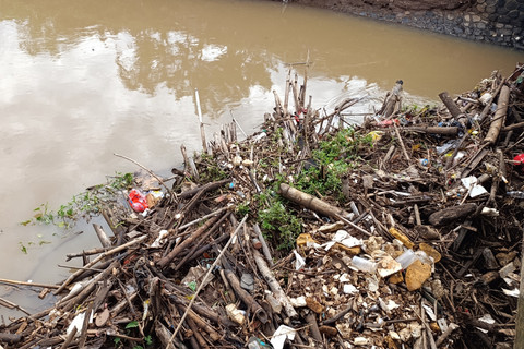 Hujan Mengguyur Kudus, Sisakan Tumpukan Sampah di Kolong Jembatan