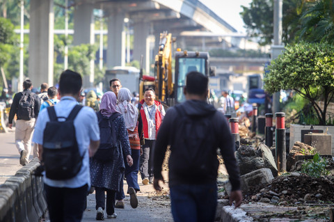 Foto: Dikebut Jelang HUT Jakarta, Trotoar Rasuna Said Berbenah Total