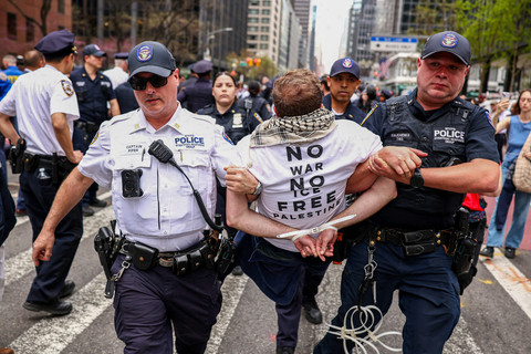 Foto: Protes Kebijakan AS Meluas, Demonstran Ditangkap di Jantung New York