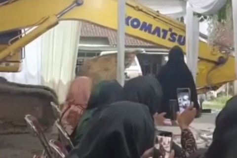 Momen Ekskavator Melewati Tenda Hajatan di Sleman, Nyaris Tersangkut