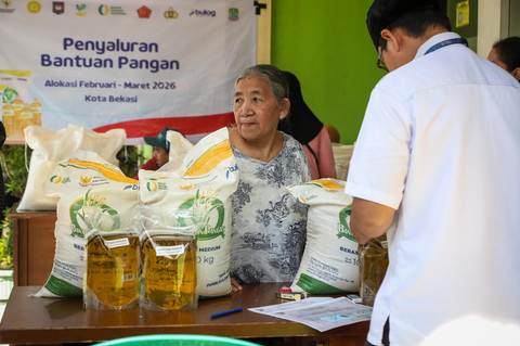 Foto: Bantuan Pangan Digelontorkan, Warga Bekasi Terima Beras dan Minyak Gratis
