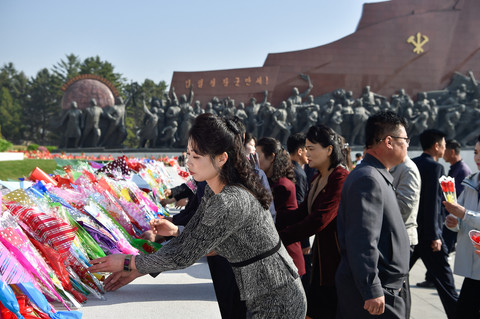 Foto: Warga Korea Utara Beri Penghormatan pada Hari Kelahiran Kim Il-sung