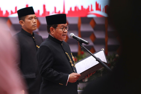 Pramono Umrahkan Mukhlisin, Petugas PPSU yang Kerja Nyata Tak Rekayasa Laporan