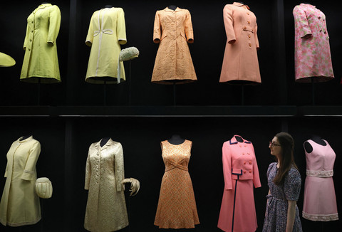 Ratusan Busana Ikonik Ratu Elizabeth II Dipamerkan di Istana Buckingham