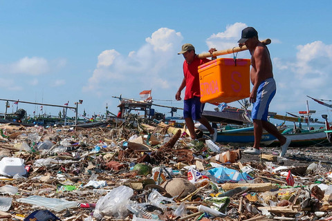 Foto: Sampah Menumpuk di Pesisir Banyuwangi Jadi Sorotan