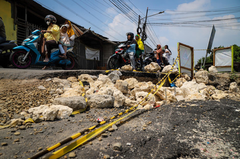 Foto: Jalan Amblas di Bekasi Bikin Waswas Pengendara