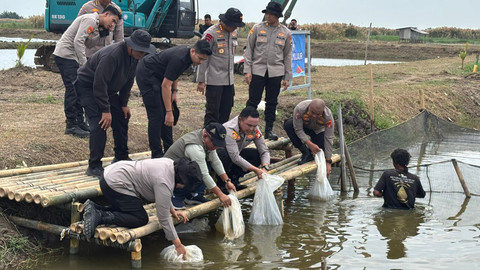 Polda Metro Jaya Tebar Ribuan Benih Ikan-Bibit Buah di Bekasi, Jaga Pasokan MBG