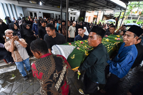 Foto: Duka Kecelakaan Helikopter Sekadau, Delapan Korban Dimakamkan