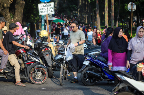 Foto: Bahu Jalan BKT Mendadak Jadi Lahan Parkir, Ruang Pejalan Kaki Menyempit