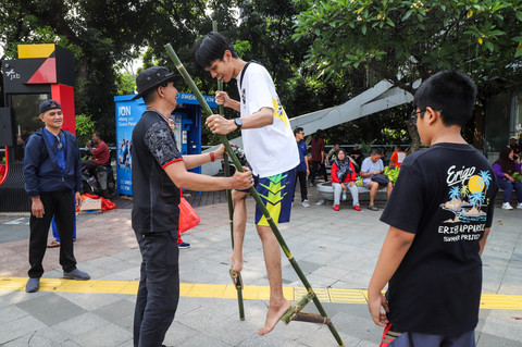 Foto: Melestarikan Permainan Egrang di CFD Jakarta