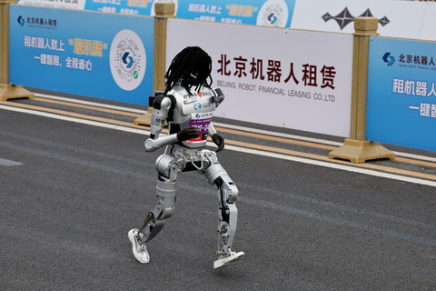 Pesatnya Industri AI China, Robot Salip Manusia di Half-Marathon Beijing
