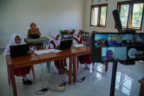 Foto: Siswa Jalani TKA di Tengah Keterbatasan Akibat Erupsi Gunung Semeru