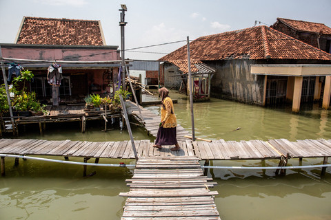 Foto: Banjir Rob Rendam Permukiman, Warga Demak Bertahan di Tengah Genangan