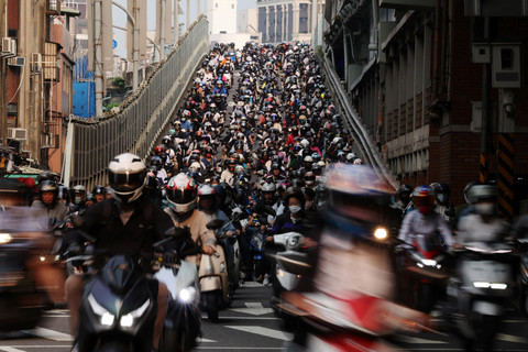 Foto: Menyusuri Sesaknya "Scooter Waterfall" di Taipei
